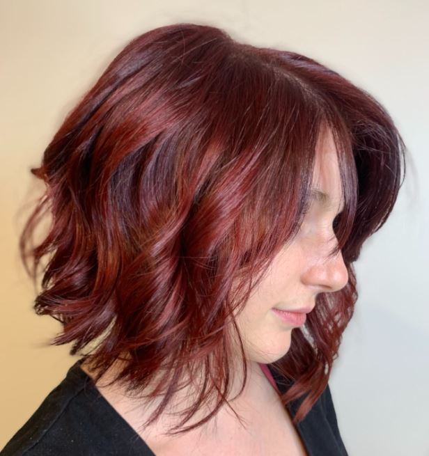Coloration Auburn Cheveux Courts Dégradés Avec Pointes Bouclées 