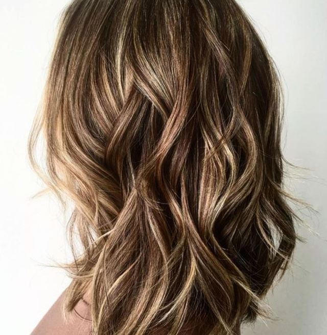 Coupe Dégradé Mi Long Wavy Sur Cheveux Marron Avec Reflet Miel