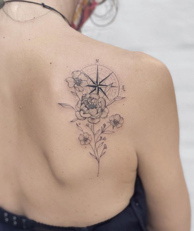 Tatouage Femme Boussole Florale Sur Le Dos 