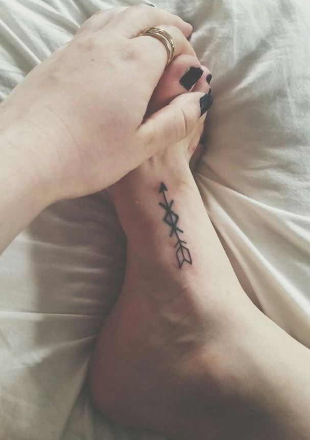 Tatouage Viking Discret Rune Sur Le Pied 