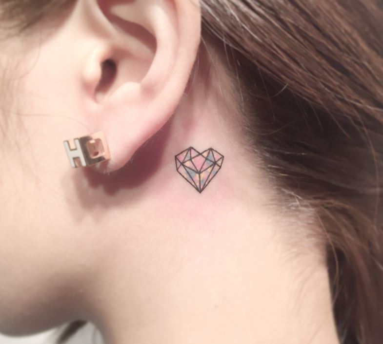 Tatouage Coeur Diamant Derrière L'oreille