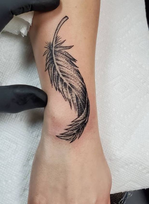 Tatouage Plume Avec Ondulation Pour Femme Sur Le Poignet