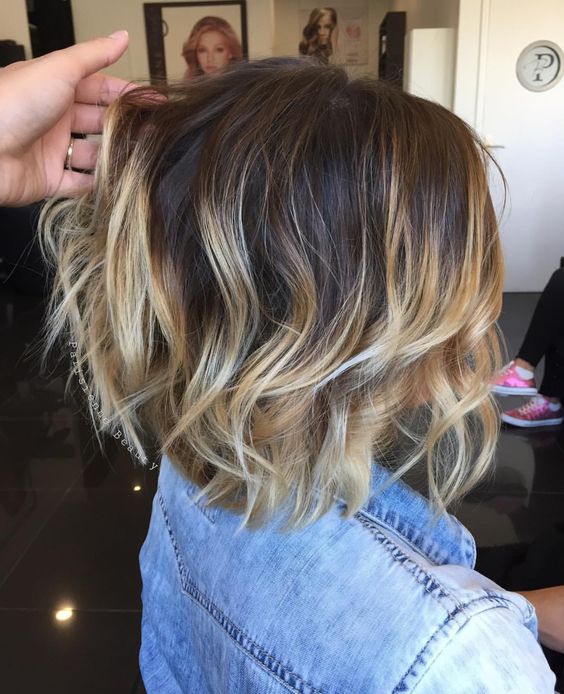 Ombré Hair Cheveux Courts Ondulés Deux Tons Châtain Et Blond Caramel 