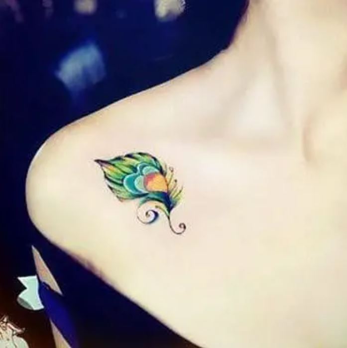 Tatouage Mini Plume De Paon Femme Et Cœurs Sur La Clavicule 