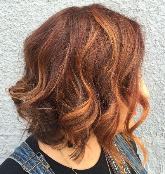 Coloration Auburn Cheveux Carré Plongeant Avec Reflets Dorés 