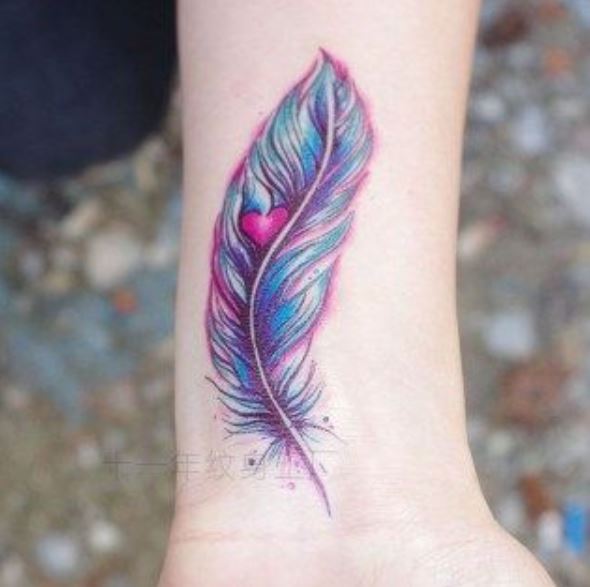 Tatouage Plume Femme Avec Coeur Sur Le Poignet 