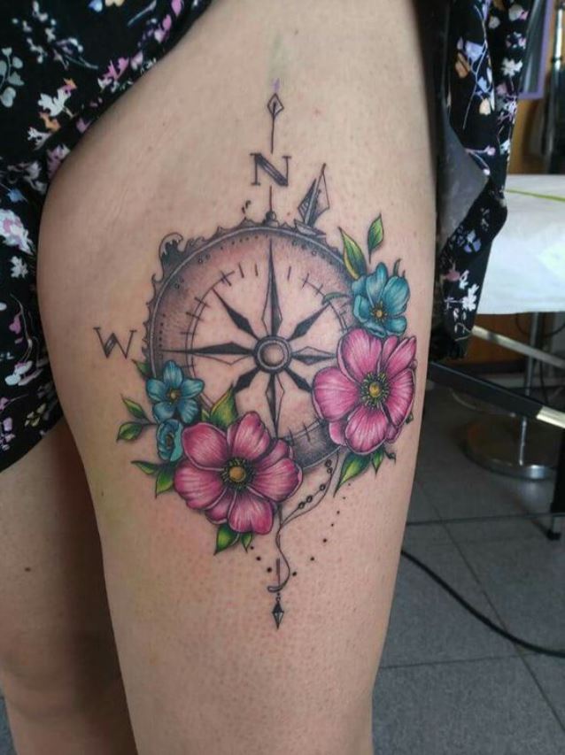 Tatouage Boussole Et Fleurs Colorées Pour Femme 