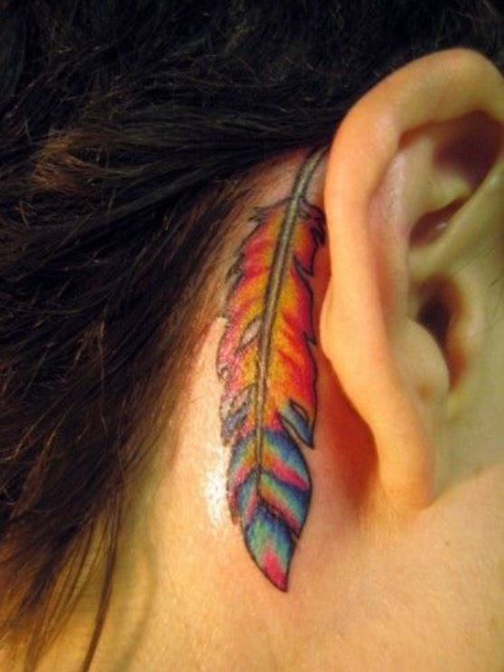 Tatouage Plume Colorée Femme Derrière L'oreille 