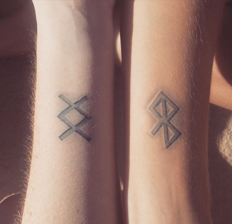 Tatouage Runes Viking Sur L'avant Bras 