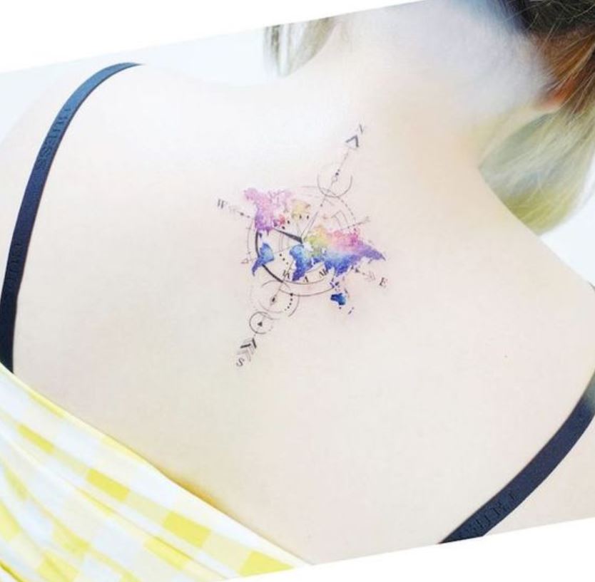 Tatouage Boussole Et Carte Colorée Femme 