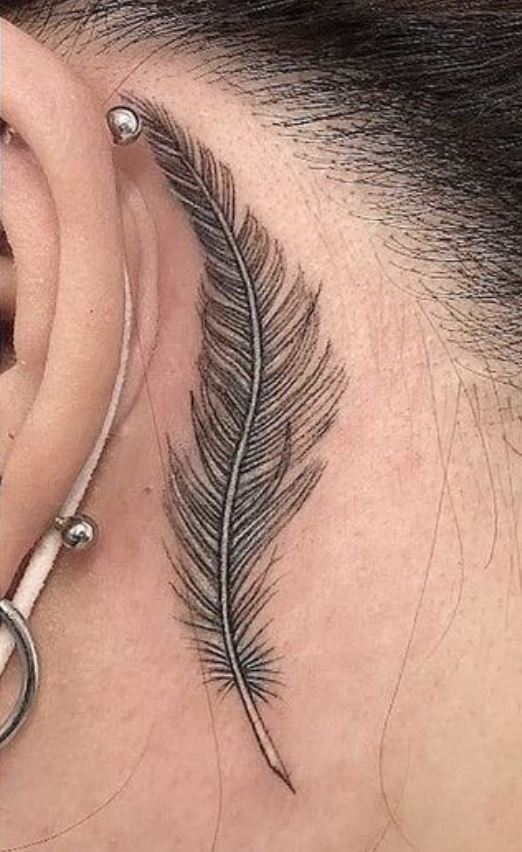 Tatouage Plume Femme à Barbes En Lignes Fines Derrière L'oreille 