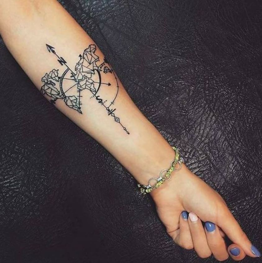 Tatouage Boussole Femme Et Carte En Mosaïque