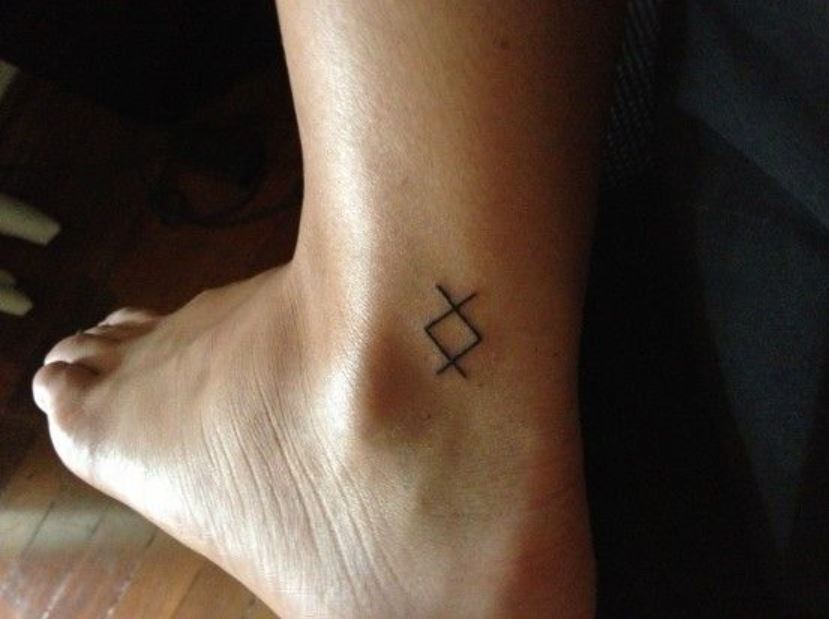 Tatouage Viking Rune Inguz Sur La Cheville 