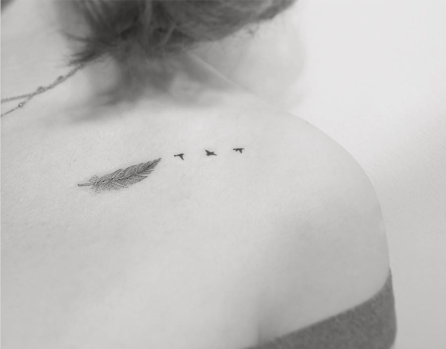 Tatouage Plume Femme Et Trio D'oiseaux Sur La Clavicule 