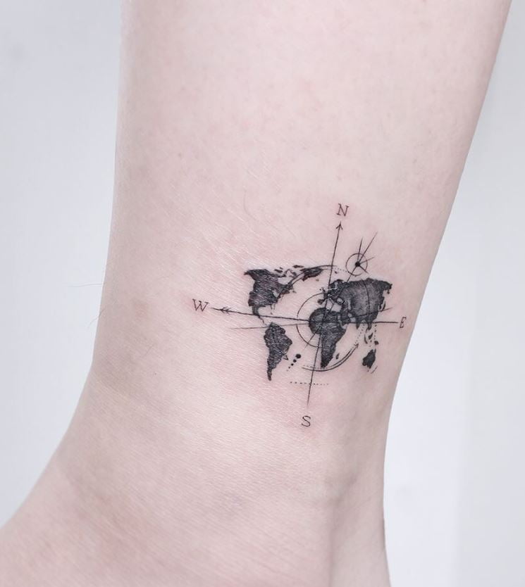 Tatouage Boussole Femme Et Mappemonde Grise 