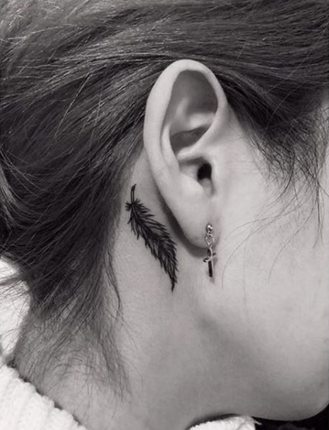 Tatouage Plume Minimaliste Noire Femme Derrière L'oreille