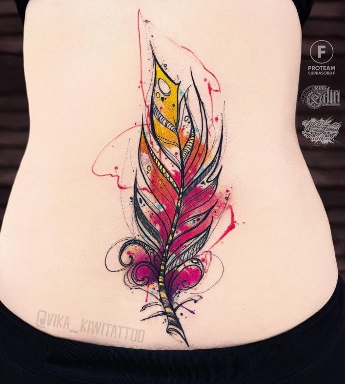 Tatouage Plume Aquarelle Femme Sur Le Dos 