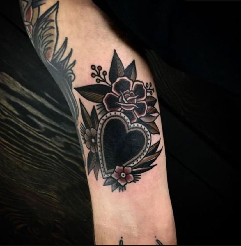 Tatouage Coeur Noir Et Fleurs