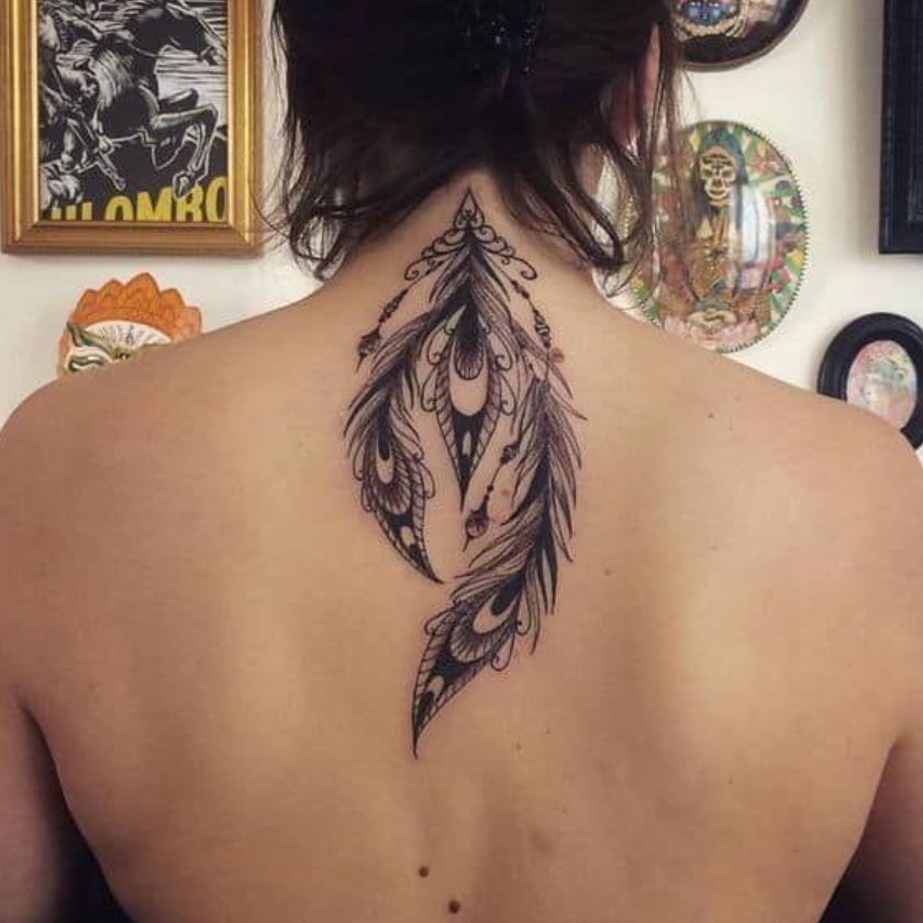 Tatouage Plume Ornementale Femme Sur La Nuque Et Le Dos