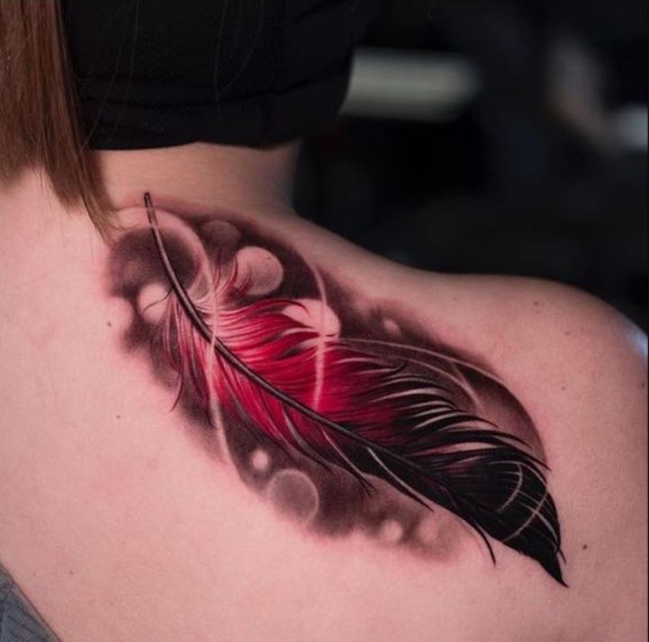  Tatouage Plume Femme Rouge Et Noire Sur Le Dos 