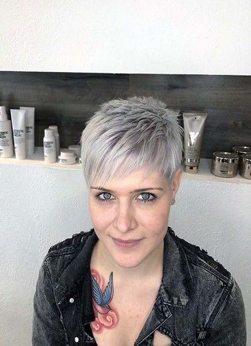 Visage rond coupe courte sur cheveux blond gris avec frange balayée sur le côté