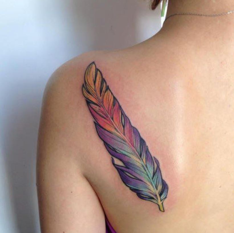 Tatouage Plume Colorée Femme à Contour Noir Sur Le Dos