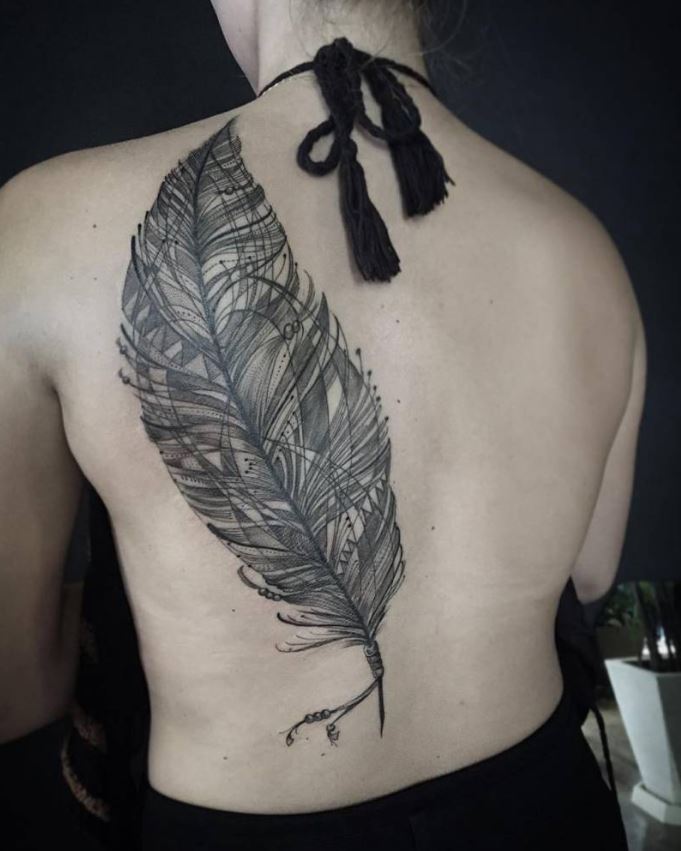 Tatouage Plume Graphique Géante Femme Sur Le Dos