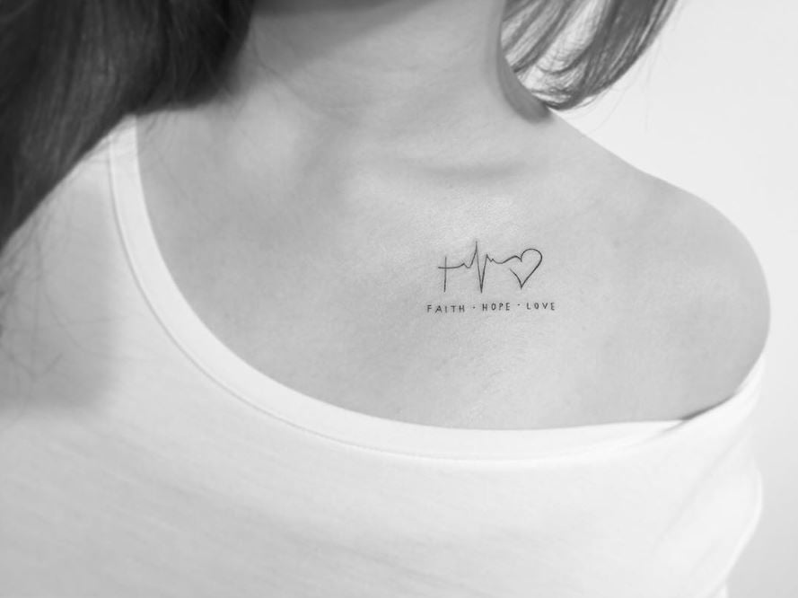 Tatouage Coeur, Tracé Et Mots Sur La Clavicule 