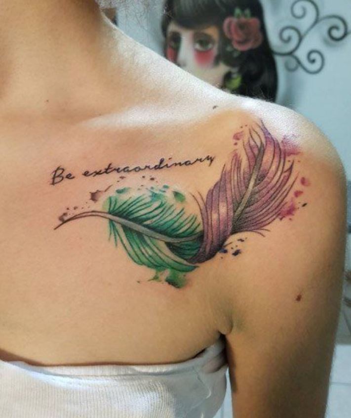 Tatouage Plume Colorée Femme Et Lettrage Sur La Clavicule Et L'épaule 