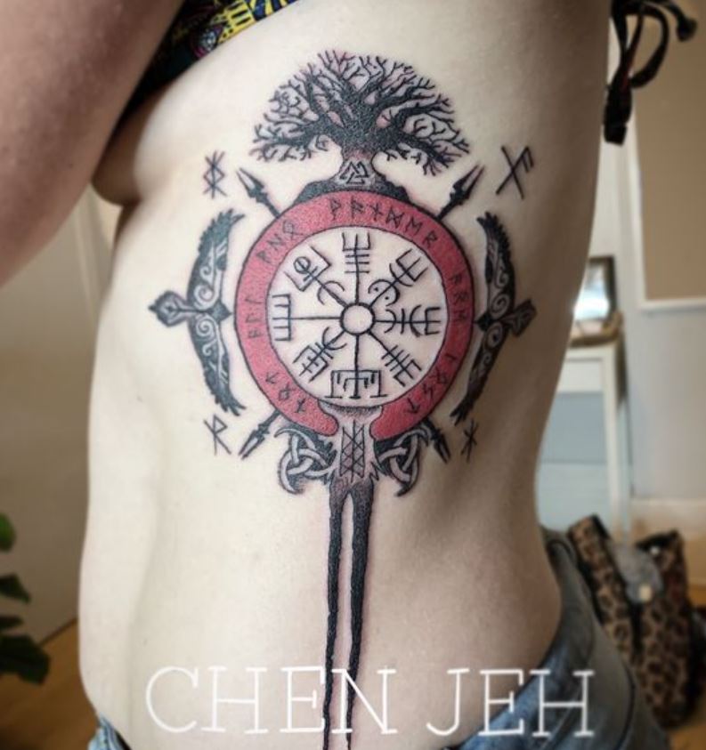 Tatouage Viking Yggdrasil Sur La Côte 