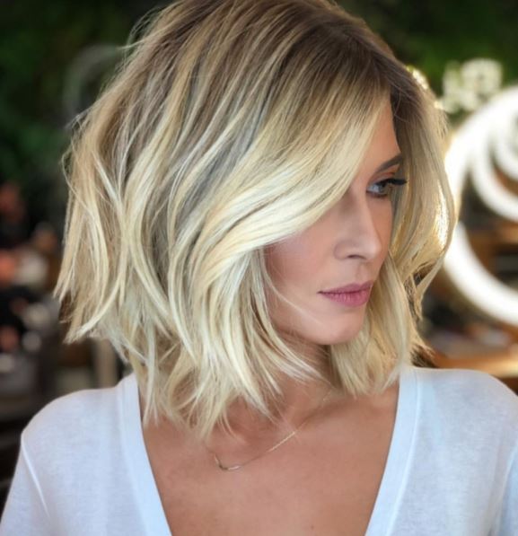 Coupe Dégradé Mi Long Blond Pastel Avec De Légères Ondulations