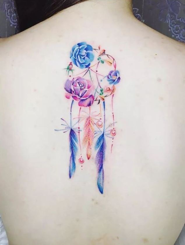 Tatouage Plumes Et Fleurs Femme Sur Le Dos 