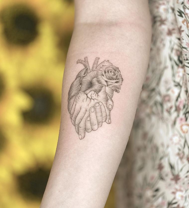Tatouage Coeur Anatomique, Mains Et Rose 