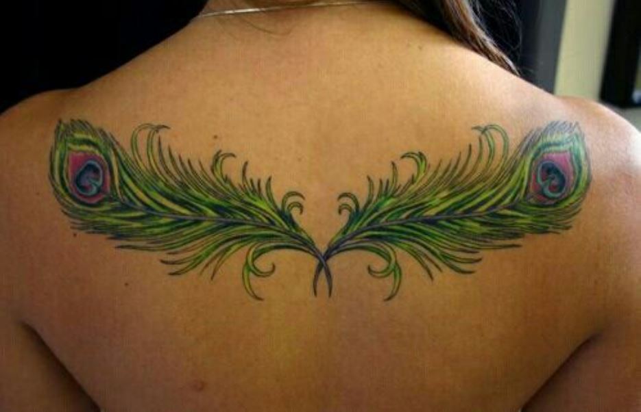  Tatouage Plumes De Paon Entrecroisées Femme Sur Le Dos