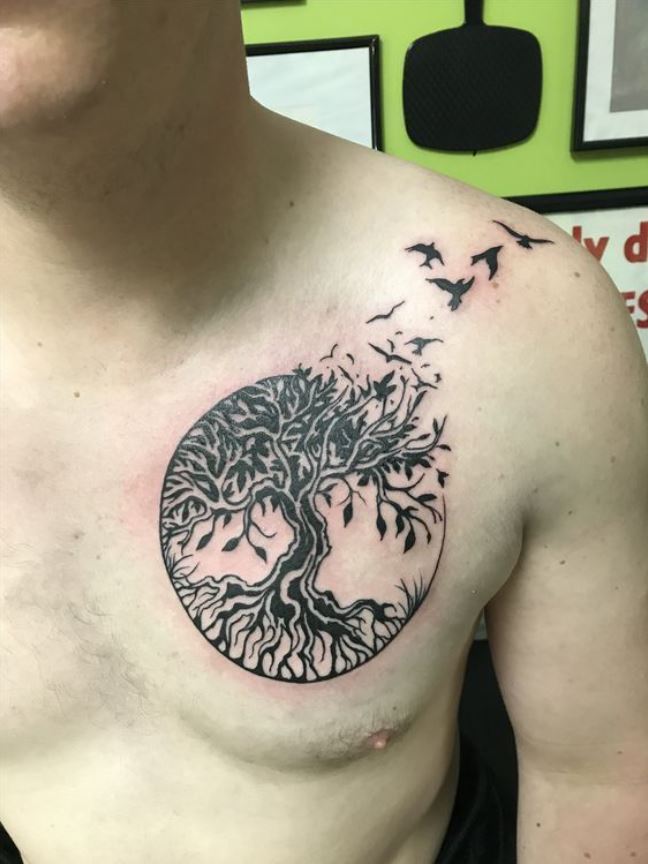 Tatouage Arbre De Vie Sur La Poitrine