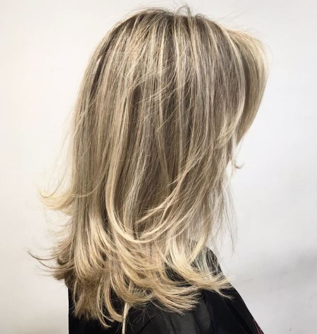 Coupe Dégradé Mi Long Blond Chaud Avec Des Pointes Froissées