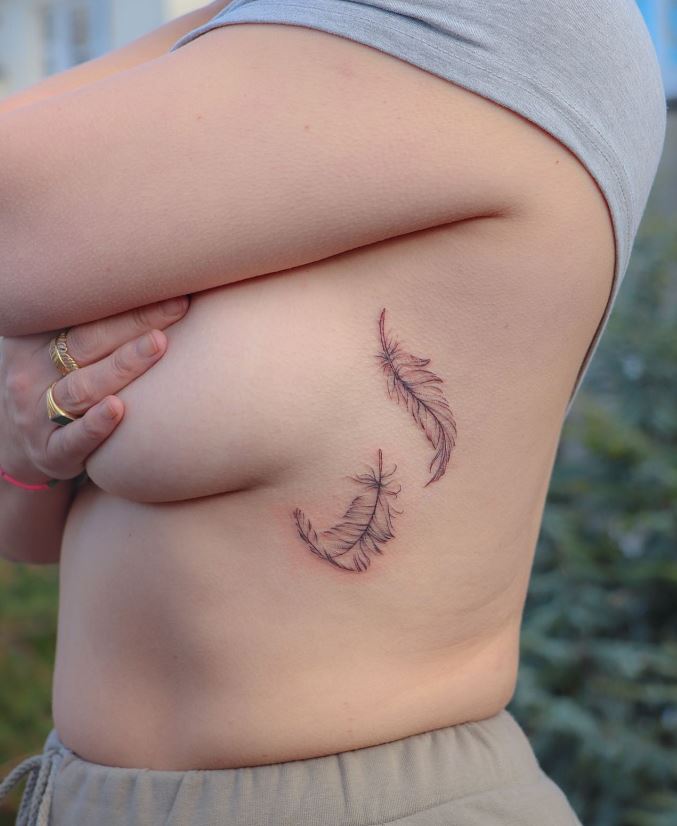 Tatouage Duo De Plume Femme Sur La Côte 