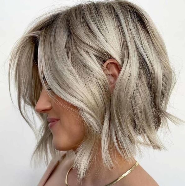 Coupe Dégradé Mi Long Sur Carré Plongé Blond Platine