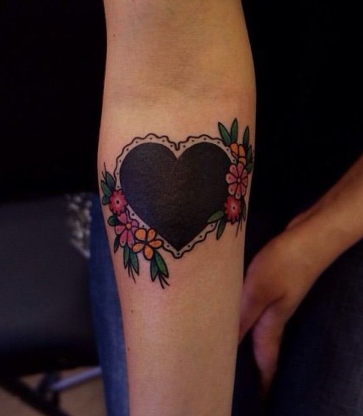 Tatouage Coeur Noir Floral Sur L'avant Bras 