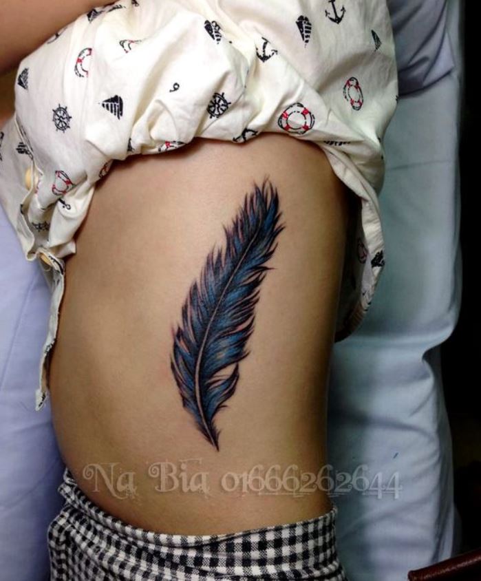 Tatouage Plume Femme Noire Et Bleue Sur Côte 