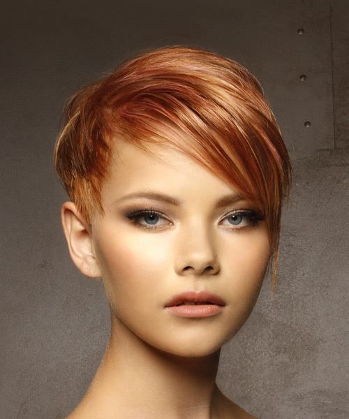 Visage rond coupe courte sur cheveux roux asymétriques
