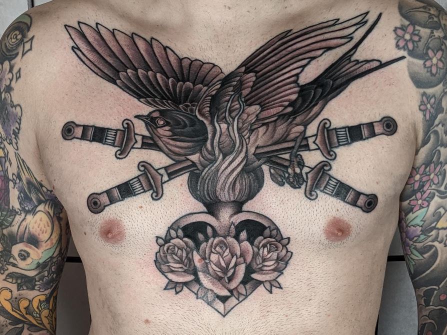 Tatouage Coeur, Oiseau Et Sabres 