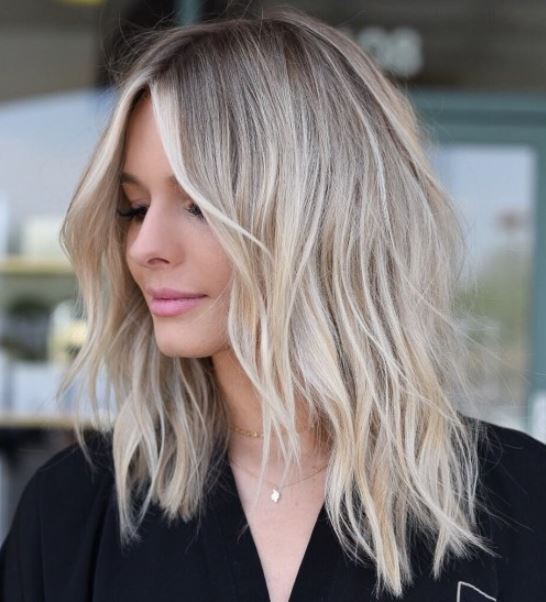 Coupe Dégradé Mi Long Sur Cheveux Blond En Cascade