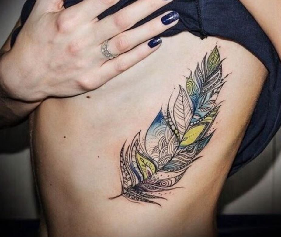 Tatouage Plume à Feuilles Femme Sur La Côte