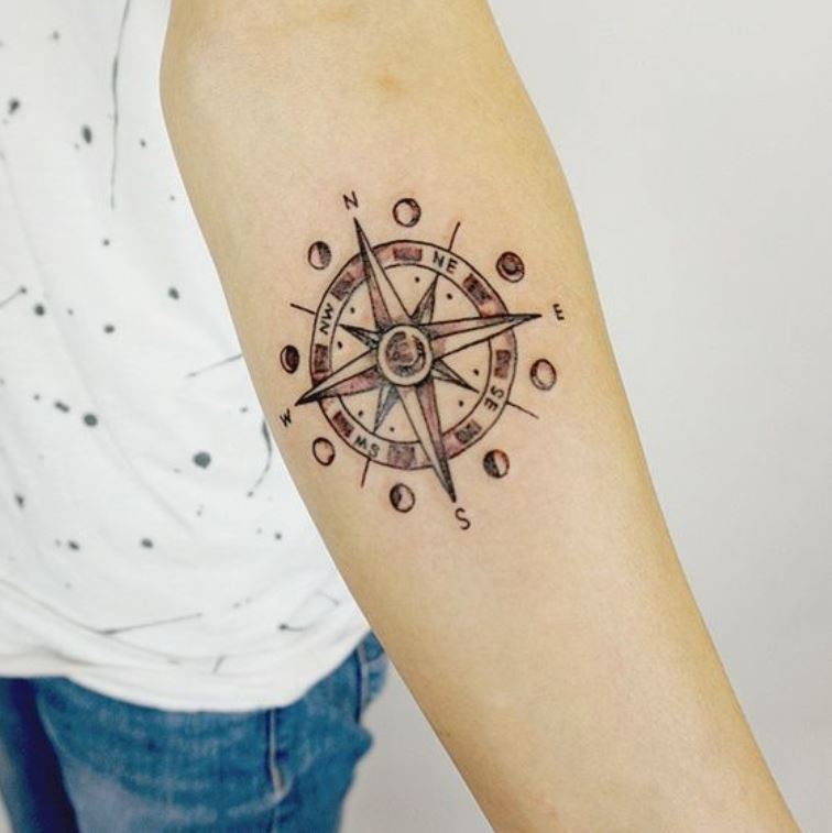 Tatouage Boussole Femme Et Phase Lunaire 