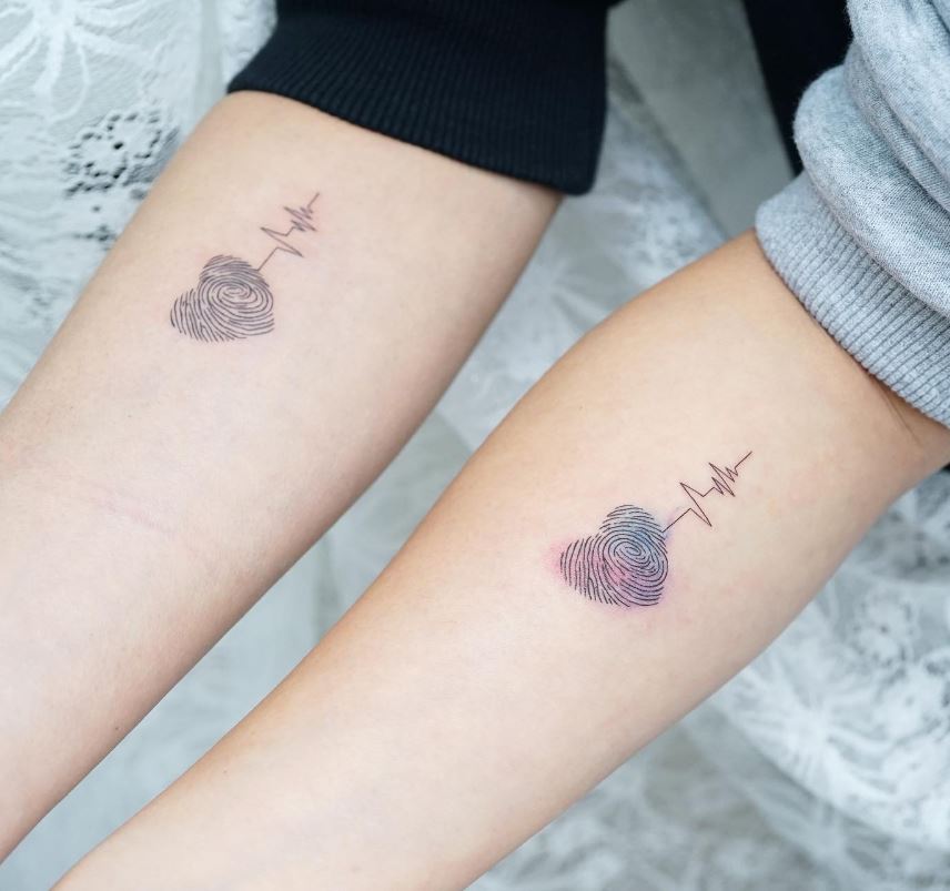 Tatouage Empreinte De Coeur Et Tracé 