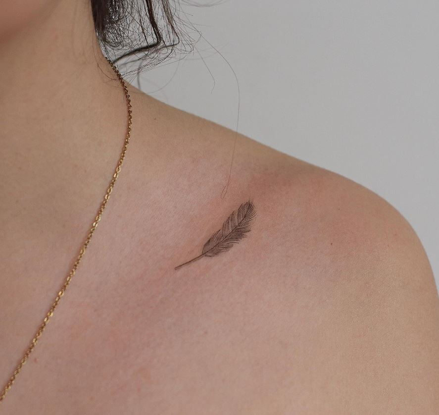 Tatouage Plume Femme Discrète Sur La Clavicule 