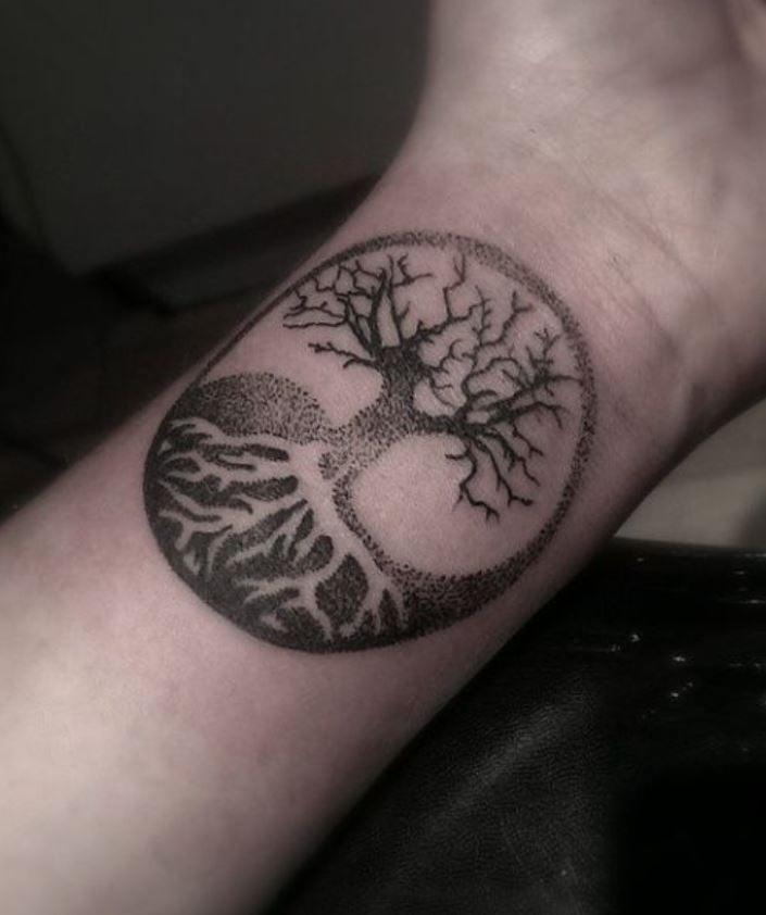 Tatouage Viking Yggdrasil Yin Yang Sur Le Poignet 