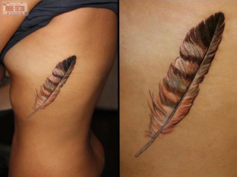  Tatouage Plume Colorée Femme Sur La Côte 