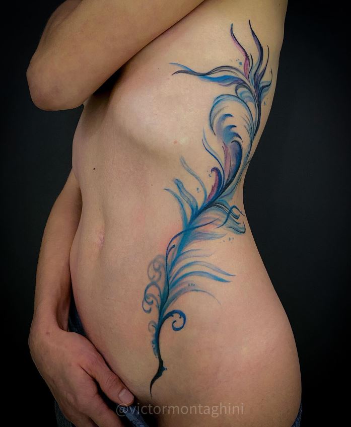 Tatouage Plume Abstraite Femme Sur La Côte